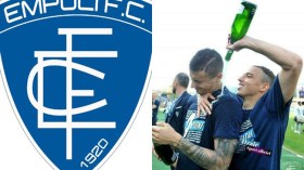 “بن ناصر” يلهو بِزجاجة الخمر مُحتفلا بِالصعود!؟