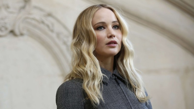 جينيفر لورانس تصاب في عينيها بعد انفجار زجاج