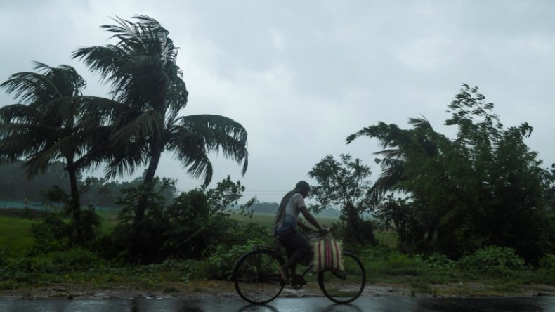 شاهد.. إعصار مدمر يضرب الهند وبنغلاديش