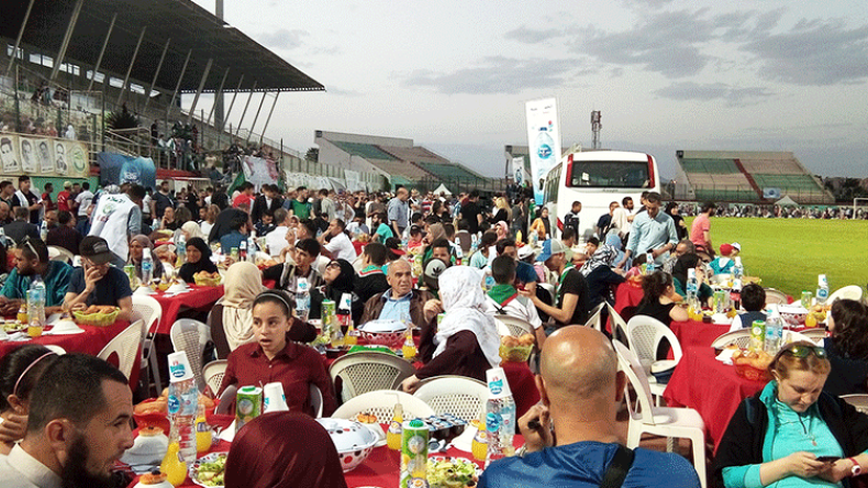 أيتام الجزائر يحطمون الرقم القياسي في أكبر مائدة رمضانية