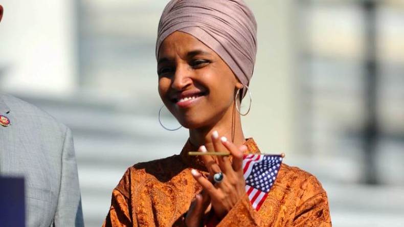 تويتر يحظر منافسة إلهان عمر