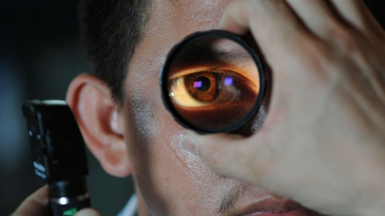 شاب يفقد عينه بسبب انفجار بطارية وغياب أخصائي عيون بإيليزي