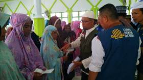 300 شخص يدخلون الإسلام جماعياً في إندونيسيا (فيديو)