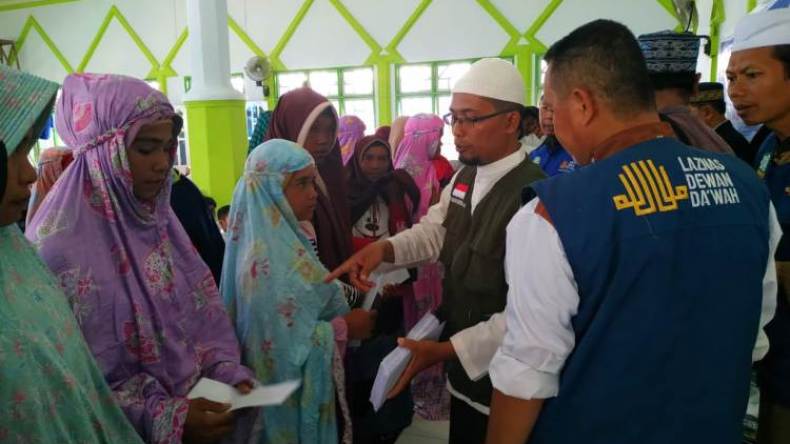 300 شخص يدخلون الإسلام جماعياً في إندونيسيا (فيديو)