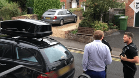 شاهد.. شاب عربي يتسلل إلى إنكلترا بطريقة “صادمة”