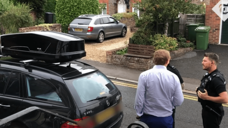 شاهد.. شاب عربي يتسلل إلى إنكلترا بطريقة “صادمة”