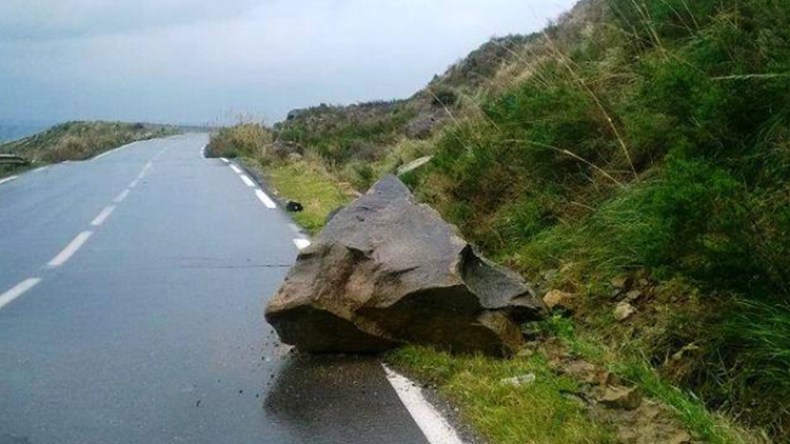 انهيار صخري يحاصر قرية حروزة بتيزي وزو والسكان ينتفضون