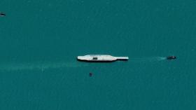 إيران تنقل حاملة طائرات وهمية إلى مضيق هرمز