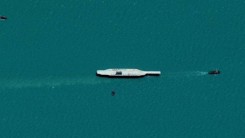 إيران تنقل حاملة طائرات وهمية إلى مضيق هرمز