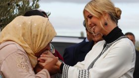 مغربية تقبل يد إيفانكا ترامب وتثير الجدل