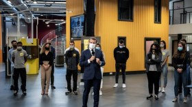 شاهد.. نوبة سعال قوية تنتاب ماكرون