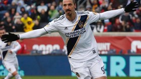 إبراهيموفيتش يقترب من معادلة رقم ميسي ورونالدو التاريخي