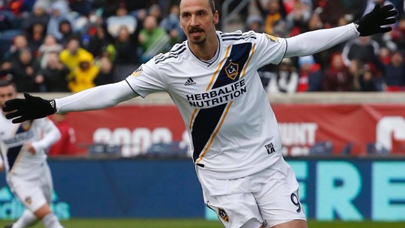 إبراهيموفيتش يقترب من معادلة رقم ميسي ورونالدو التاريخي