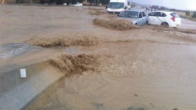 مسافرون يعلقون لساعات بسبب السيول في باتنة