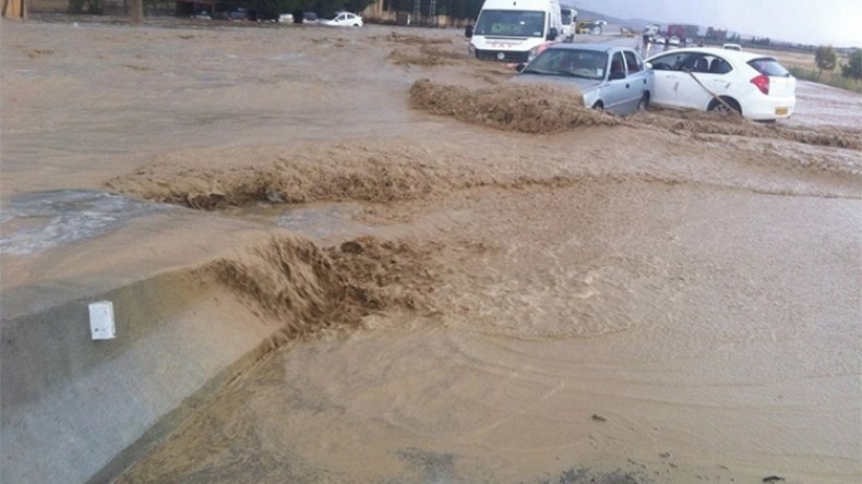 مسافرون يعلقون لساعات بسبب السيول في باتنة