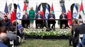 وزير خارجية الإمارات لم يعرف أين يوقع؟!