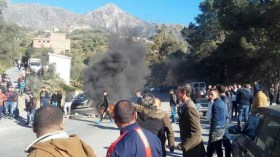 محتجون يغلقون الطريق الوطني رقم 28 في مقرة