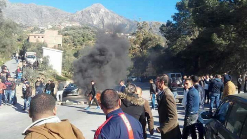 محتجون يغلقون الطريق الوطني رقم 28 في مقرة