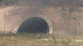 احتراق سيارة داخل نفق على الطريق السيار بالبويرة