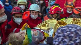 إنقاذ طفلة بعد 65 ساعة على زلزال إزمير بتركيا