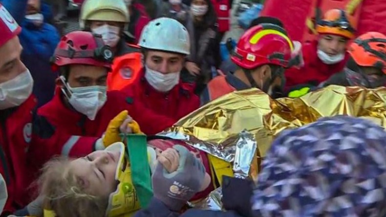 إنقاذ طفلة بعد 65 ساعة على زلزال إزمير بتركيا