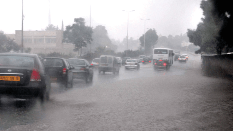 وفاة ثلاثة أشخاص.. ومواطنون عالقون إثر اضطرابات جوية بولايات عدة