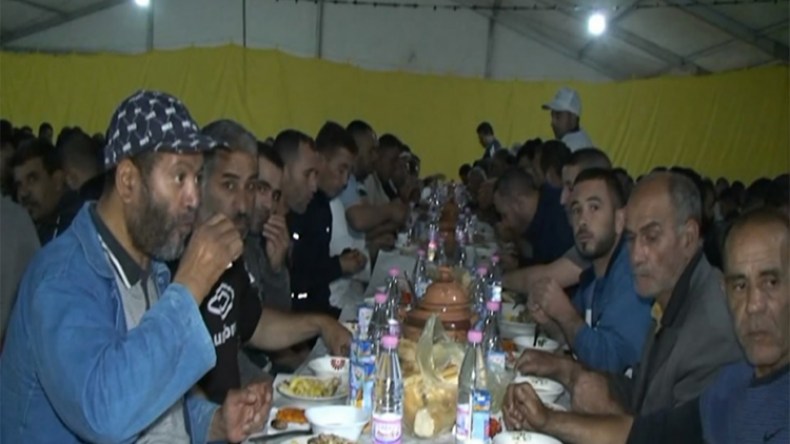 توزيع أكثر من 3000 وجبة إفطار لعابري السبيل بالطريق السيار بالبويرة