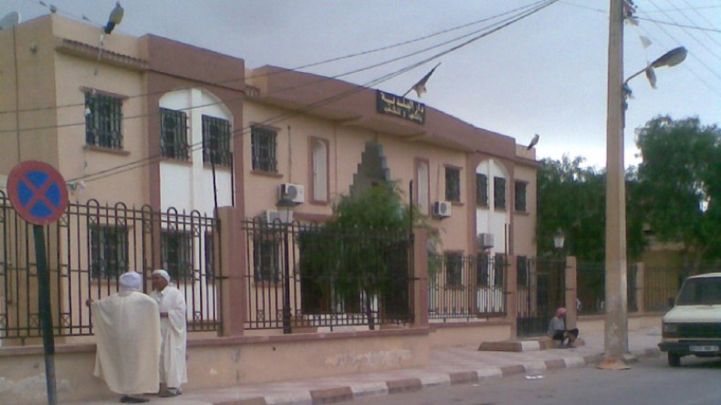 أعضاء وممثلو المجتمع المدني يتهمون “مير” عين أفقه بالتلاعب بالصفقات