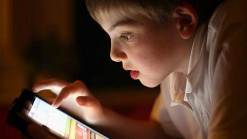 هذه مخاطر استخدام الطفل للأجهزة الإلكترونية أكثر من ساعتين!