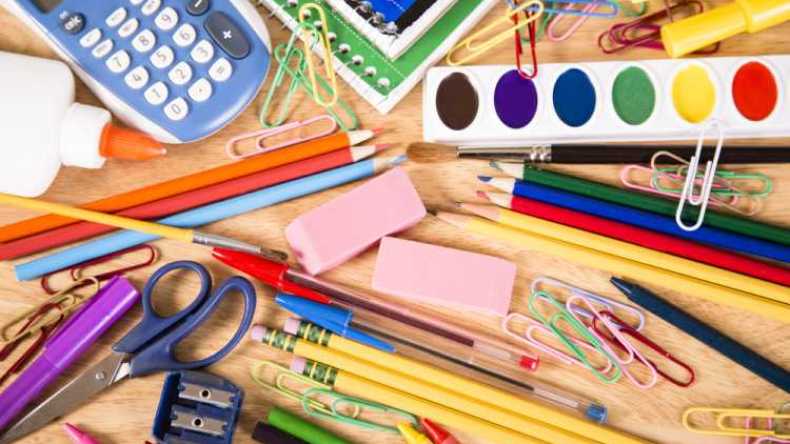 صفحات فايسبوكية تعرض الأدوات المدرسية للبيع مع خدمة التوصيل إلى المنازل