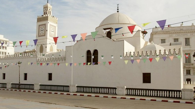 وزارة الشؤون الدينية تحذر المساجد غير الملتزمة بمواقيت الأذان