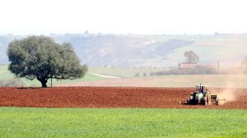 فلاحو بوشيطان بالمدية ينتظرون تسوية عقودهم