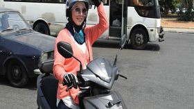 شابة لبنانية تنقل النساء على متن دراجتها النارية!