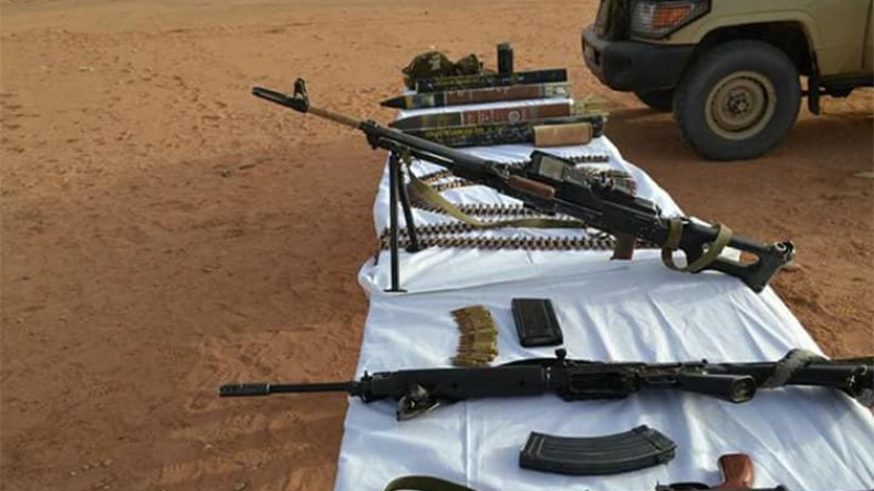 الجيش يكشف أسلحة حربية بينها في إن أمناس
