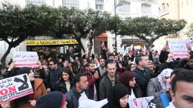 الحكومة تُغري الأطباء بامتيازات جديدة وتتمسّك بالخدمة المدنية