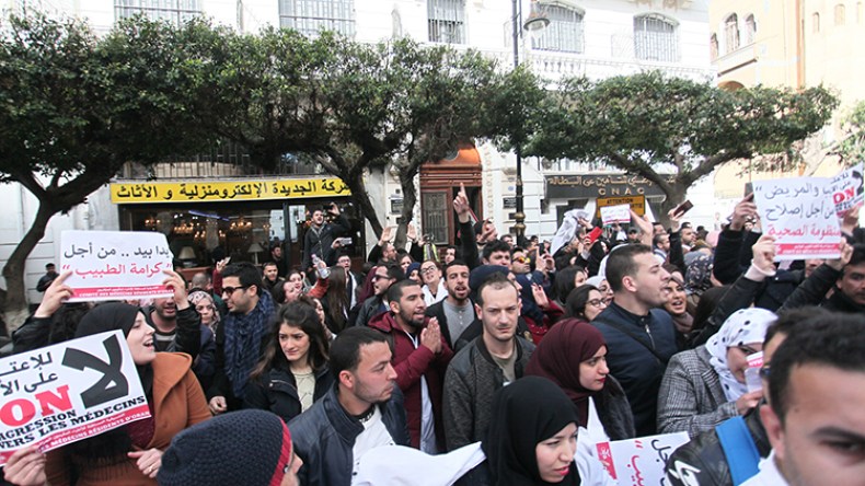 الحكومة تُغري الأطباء بامتيازات جديدة وتتمسّك بالخدمة المدنية