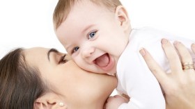 15 دقيقة من الحنان يوميا لوقاية الأطفال من التوحد