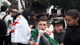 مشاركة الأطفال في الحراك الشعبي.. بين الترحيب والتحذير