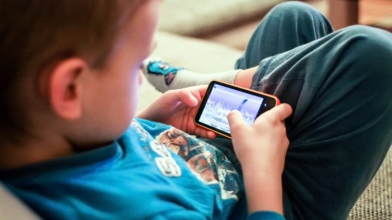 قِصر النّظر جرّاء الهواتف الذكية يهدّد أطفال الجزائريين