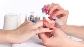 كيف أتخلص من الأظافر المستعارة ؟