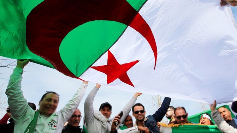 الحراك الشعبي ينعش تجارة الأعلام الوطنية واللافتات