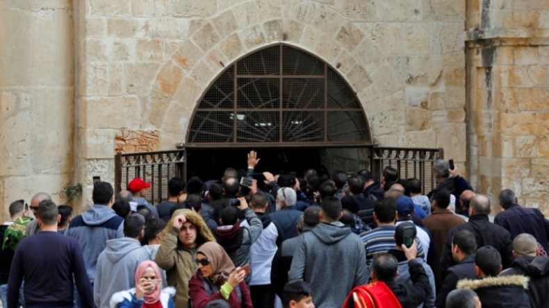 فلسطينيون يصلون في “باب الرحمة” بالأقصى