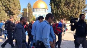 قائد شرطة الاحتلال يقتحم الأقصى