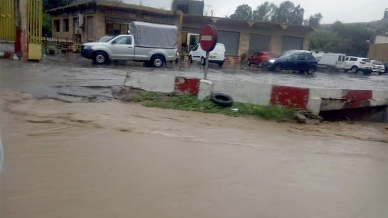 عشرات العائلات تعلق ليلة كاملة على الطريق بتيزي وزو