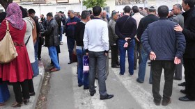 أولياء يعتكفون أمام مراكز إجراء البكالوريا لإنتظار أبنائهم