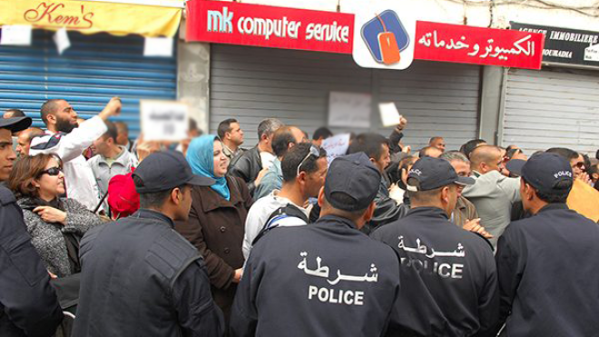 مواطنون يخرجون إلى الشارع للمطالبة بالماء والكهرباء