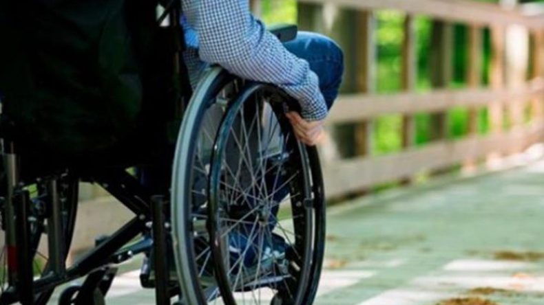 مختص في جراحة العظام يجري فحوصا مجانية للأطفال ذوي الإعاقة