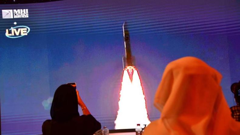 الإمارات سترسل مركبة فضائية إلى القمر