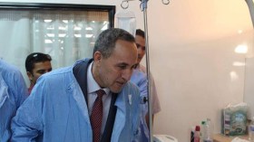 صور عثمان لوصيف في الإنعاش تثير الجدل