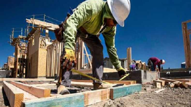 عمال مجمع إنجاب للبناء ببئر مراد رايس يحتجون للمطالبة بالأجور 